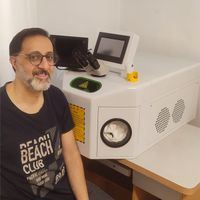 تصویر رضایت مشتری از اتصال بدون نقص قطعات طلا با لیزر