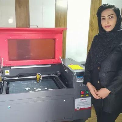مشتری در حال تحویل گرفتن دستگاه برش لیزر RT6040 با رضایت کامل